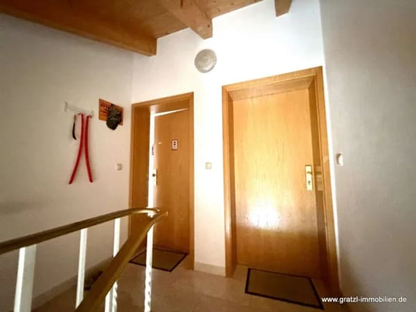Immobilie in Ohlstadt - Gepflegte, schön geschnittene 2-Zimmer-Dachgeschoss-Wohnung mit Balkon in ruhiger Lage - Bild 2