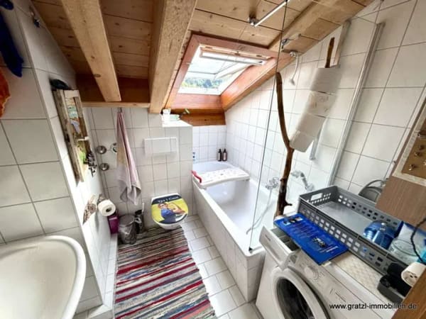Immobilie in Ohlstadt - Gepflegte, schön geschnittene 2-Zimmer-Dachgeschoss-Wohnung mit Balkon in ruhiger Lage - Bild 4