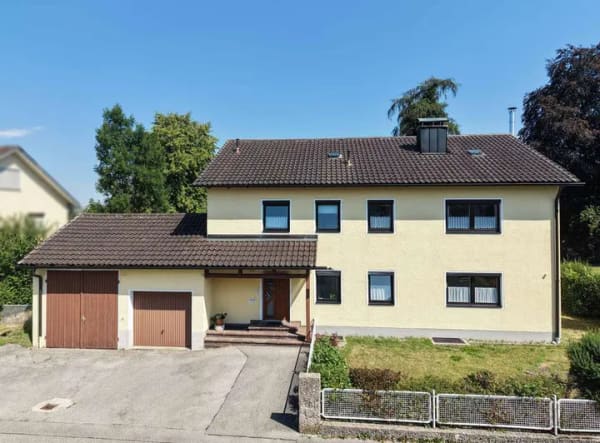 Immobilie in Waging am See - Gepflegtes Zweifamilienhaus mit zwei vermieteten Wohneinheiten - Bild 0