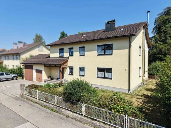 Immobilie in Waging am See - Gepflegtes Zweifamilienhaus mit zwei vermieteten Wohneinheiten - Bild 1
