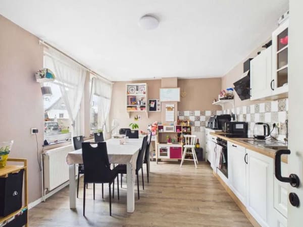 Immobilie in Bahrdorf - Großzügiges ZFH mit Garten, Garage und flexiblen Möglichkeiten - Bild 1