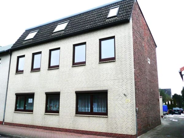 Immobilie in Barmstedt - 25355 Barmstedt  Für die Großfamilie Stadthaus :  EG , OG , DG wohnlich . viel Raum , ruhiger hinterer Garten mit Gartenhaus . - Bild 1