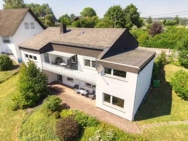 Immobilie in Katzwinkel (Sieg) - Traumblick inklusive! Zeitloses Wohnen in idyllischer Lage mit weitläufigem Gartenareal - Bild 0