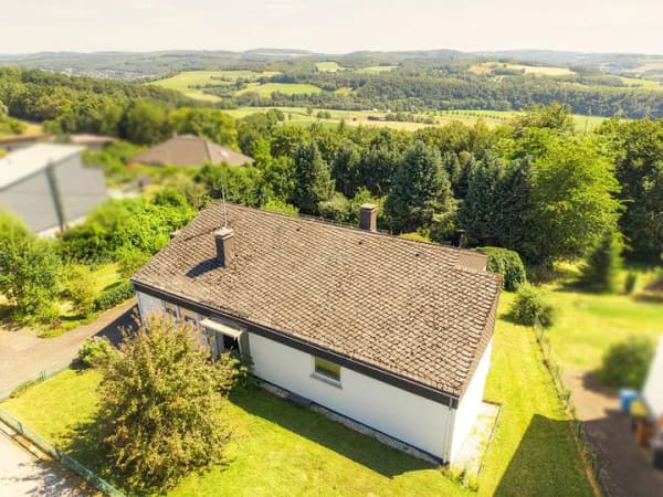 Immobilie in Katzwinkel (Sieg) - Traumblick inklusive! Zeitloses Wohnen in idyllischer Lage mit weitläufigem Gartenareal - Bild 2