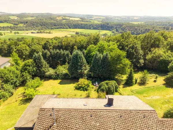 Immobilie in Katzwinkel (Sieg) - Traumblick inklusive! Zeitloses Wohnen in idyllischer Lage mit weitläufigem Gartenareal - Bild 3