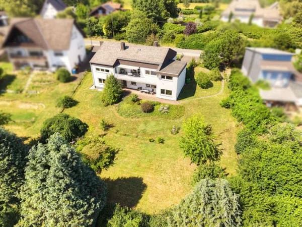 Immobilie in Katzwinkel (Sieg) - Traumblick inklusive! Zeitloses Wohnen in idyllischer Lage mit weitläufigem Gartenareal - Bild 4