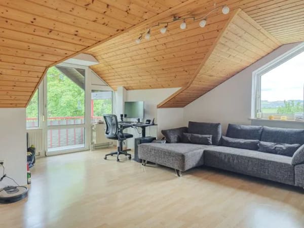 Immobilie in Dingolfing - Dachgeschosswohnung: Für Singles, Paare oder schlaue Anleger. - Bild 1