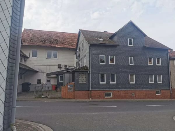 Immobilie in Ebsdorfergrund - Mehrfamilienhaus mit Gewerbeanbau (Büros) inkl. Bauland. - Bild 1