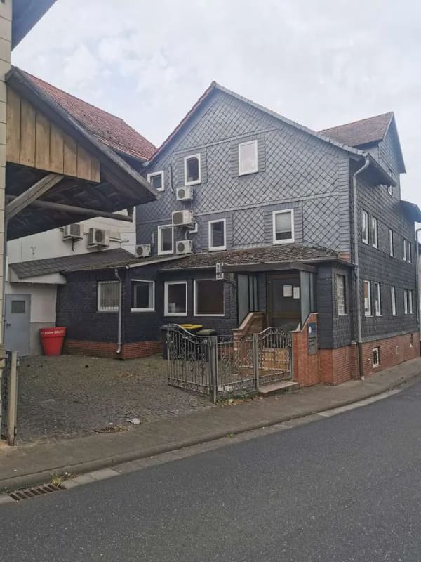 Immobilie in Ebsdorfergrund - Mehrfamilienhaus mit Gewerbeanbau (Büros) inkl. Bauland. - Bild 2