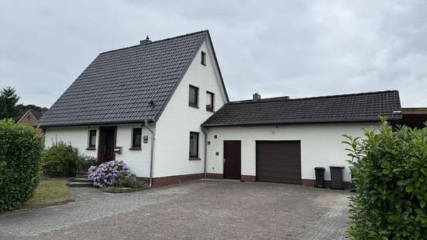 Immobilie in Varel - Solides Einfamilienhaus in beliebter Lage von Varel-Obenstrohe - Bild 0