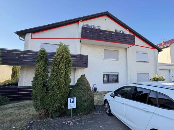 Immobilie in Hirschberg an der Bergstraße - Geräumige 2-Zimmer-Dachgeschosswohnung mit großem Balkon und Doppelparker in ruhiger Wohnlage - Bild 0