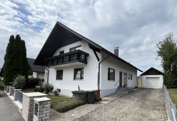 Immobilie in Rattiszell - Ohne Wartezeit: Flexibles Zweifamilienhaus auf dem Land - bereit für den Einzug - Bild 0