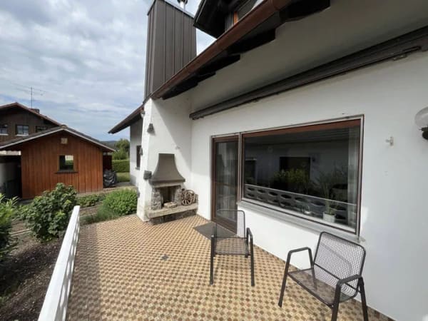 Immobilie in Rattiszell - Ohne Wartezeit: Flexibles Zweifamilienhaus auf dem Land - bereit für den Einzug - Bild 2
