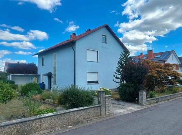 Immobilie in Wonfurt - SOFORT VERFÜGBAR – Viel Platz für die große Familie bzw.  2-Generationen – mit idyllischem Grundstück! - Bild 1