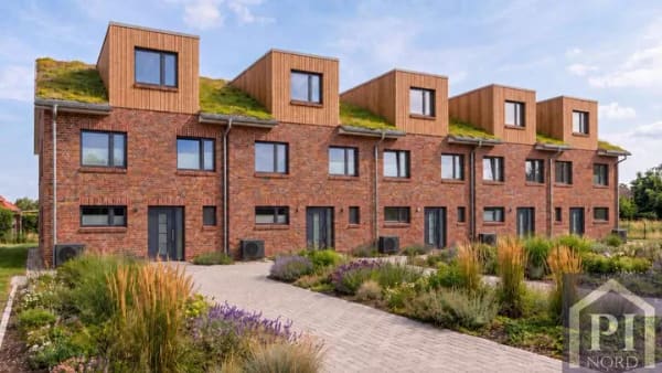 Immobilie in Schönkirchen - Energieeffizientes KfW-Neubau-Reihenendhaus – modernes Wohnen mit zusätzlichem Freiraum - Bild 0