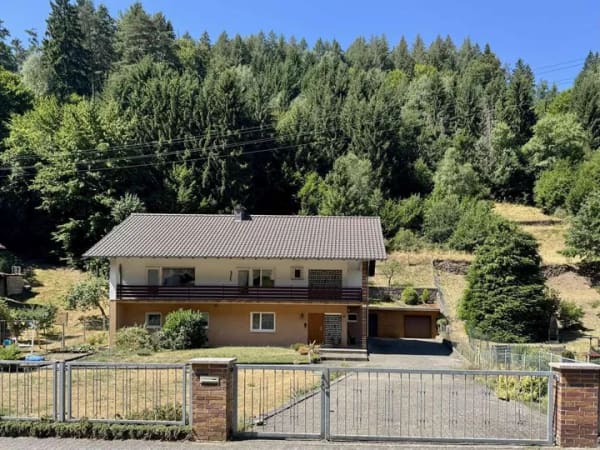 Immobilie in Elmstein - Gepflegtes Einfamilienhaus mit großem Grundstück, Garten und zwei Garagen - Bild 1