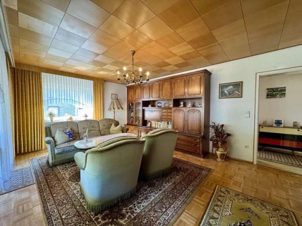 Immobilie in Elmstein - Gepflegtes Einfamilienhaus mit großem Grundstück, Garten und zwei Garagen - Bild 2