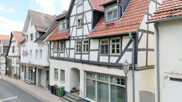 Immobilie in Zierenberg - Modernes Wohnen im historischen Ambiente – teilbar, Balkon, Innenhof, ökologisch saniert mitten im Stadtkern! - Bild 1