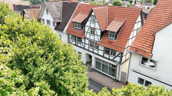 Immobilie in Zierenberg - Modernes Wohnen im historischen Ambiente – teilbar, Balkon, Innenhof, ökologisch saniert mitten im Stadtkern! - Bild 2