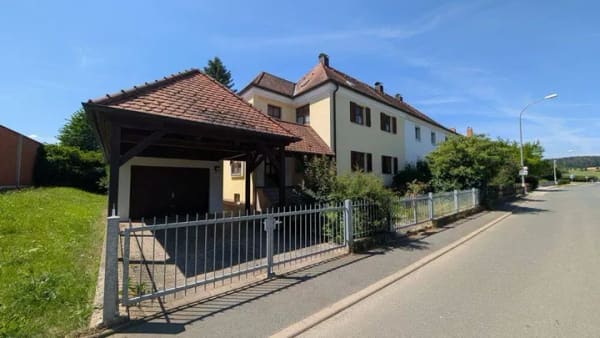 Immobilie in Mistelgau - Zwei Wohneinheiten oder Einfamilienhaus - Wohnhaus mit Garage, Carport und Garten! - Bild 0