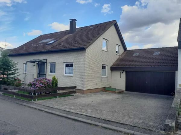 Immobilie in Gäufelden - gepflegtes Einfamilienhaus in Massivbauweise mit acht Zimmern in Gäufelden - Bild 0