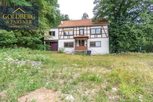Immobilie in Burgwald - Entwicklungsobjekt mit ca. 245 m² Wohnfläche auf rund 1.600 m² Grundstück  - Bild 0