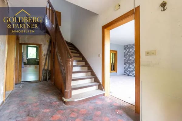 Immobilie in Burgwald - Entwicklungsobjekt mit ca. 245 m² Wohnfläche auf rund 1.600 m² Grundstück  - Bild 2