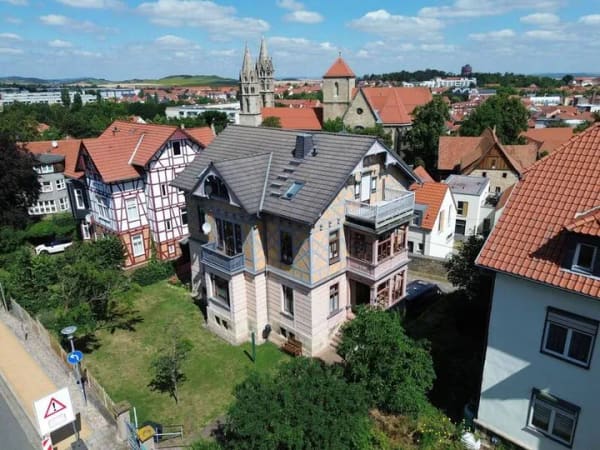 Immobilie in Arnstadt - Wohnen in Arnstadts Bestlage - Großzügige Eigentumswohnung mit Balkon, Stellplatz und malerischem Blick auf die Liebfrauenkirche - Bild 0