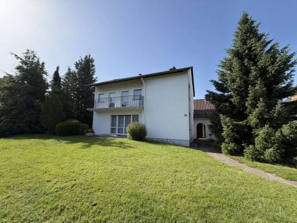 Immobilie in Eschwege - Einfamilienhaus mit separater Einliegerwohnung, 4 Garagen und großzügigem Grundstück in Eschwege - Bild 0