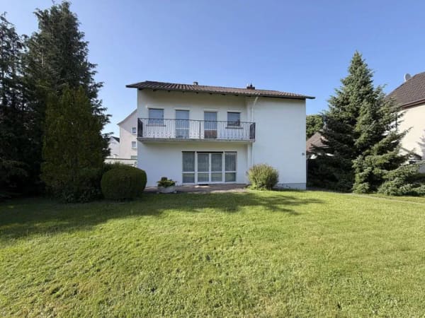 Immobilie in Eschwege - Einfamilienhaus mit separater Einliegerwohnung, 4 Garagen und großzügigem Grundstück in Eschwege - Bild 2