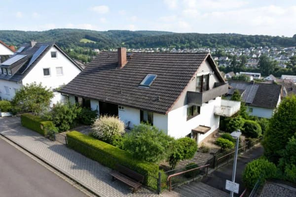 Immobilie in Bad Orb - Großzügiges Einfamilienhaus mit vermieteter Einliegerwohnung und Weitblick über Bad Orb - Bild 0