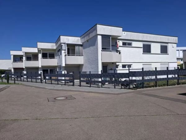 Immobilie in Neu-Ulm - Sehr gepflegt und gut angebunden – 2-Zimmer-Wohnung mit Terrasse und Stellplatz in Neu-Ulm - Bild 1