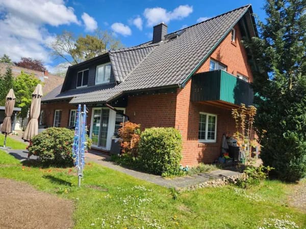 Immobilie in Glinde - Vielseitiges Zweifamilienhaus mit weitläufigem Garten - Bild 0