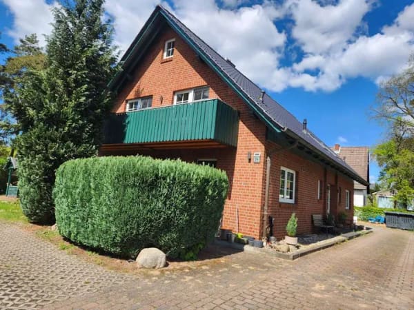 Immobilie in Glinde - Vielseitiges Zweifamilienhaus mit weitläufigem Garten - Bild 1