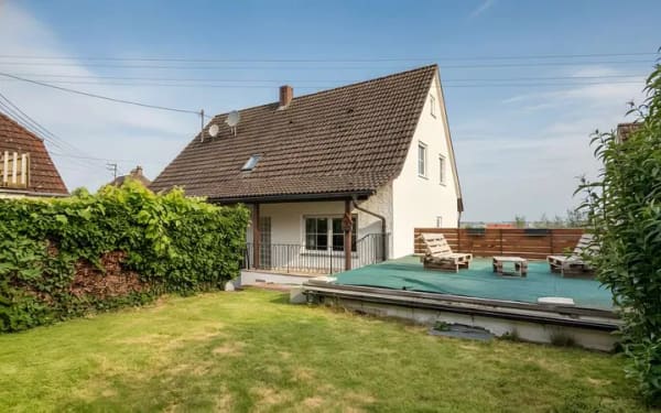 Immobilie in Wallerstein - Zweifamilienhaus mit Dachterrasse, Vollunterkellerung, Doppelgarage und Garten - Bild 1