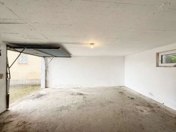 Immobilie in Wallerstein - Zweifamilienhaus mit Dachterrasse, Vollunterkellerung, Doppelgarage und Garten - Bild 2