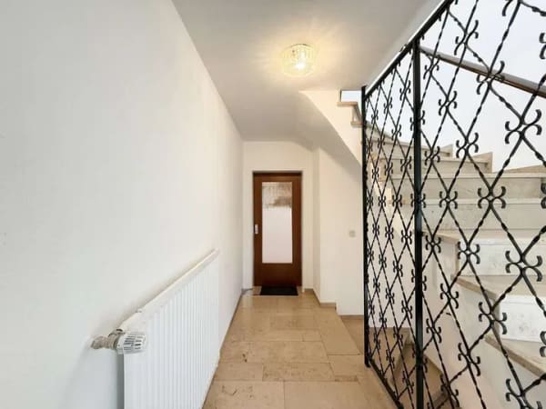 Immobilie in Wallerstein - Zweifamilienhaus mit Dachterrasse, Vollunterkellerung, Doppelgarage und Garten - Bild 3