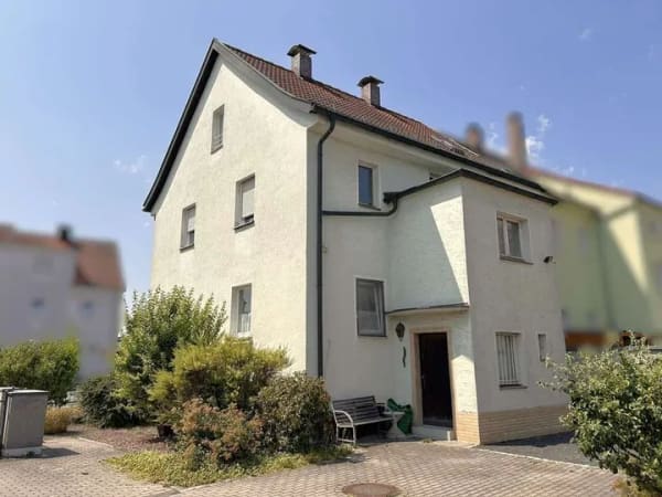 Immobilie in Weiden in der Oberpfalz - PROVISIONSFREI: Zentral gelegenes Wohnhaus mit Altbaucharme und vielen Gestaltungsmöglichkeiten - Bild 0