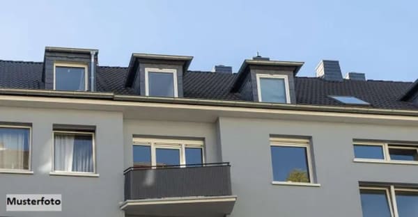 Immobilie in Südliches Anhalt - Charmante DG-Wohnung mit 3 Zimmern, Balkon & eigenem Stellplatz - Bild 0