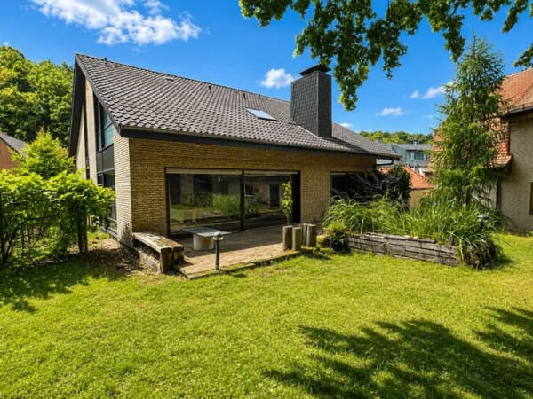 Immobilie in Bielefeld - Großzügiges Wohnhaus mit Sanierungsbedarf in beliebter Lage von Bielefeld-Gadderbaum - Bild 1