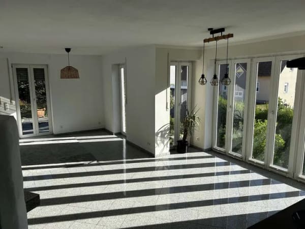 Immobilie in Teunz - Einfamilienhaus mit vermieteter Einliegerwohnung | Photovoltaik | Doppelgarage | großer Garten  - Bild 4