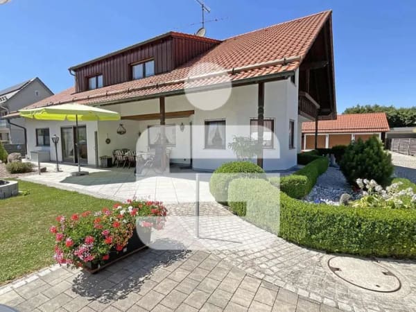 Immobilie in Jengen - Zweifamilienhaus mit außergewöhnlicher Wohnarchitektur und integrierter Gewerbeeinheit - Bild 0