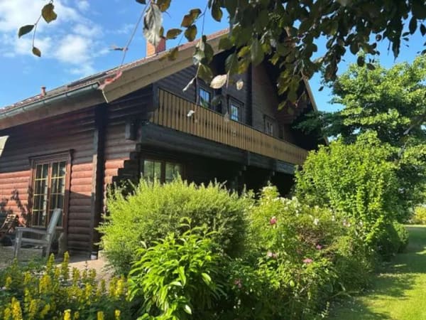 Immobilie in Kröppelshagen-Fahrendorf - Kaufgelegenheit: Blockbohlenhaus mit zwei Wohneinheiten und Vollkeller - Bild 1