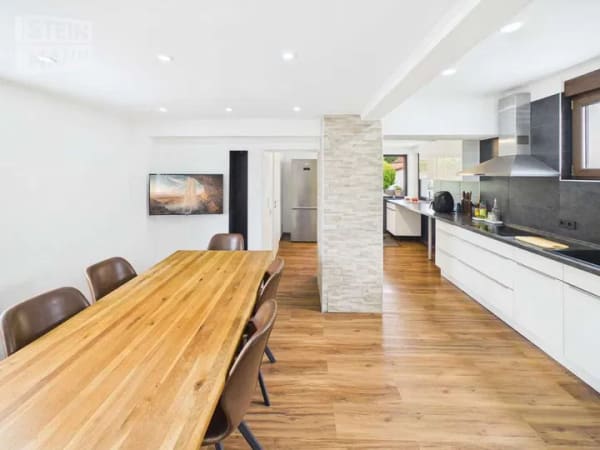Immobilie in Giesen - Charmantes Einfamilienhaus mit einzigartigem Grundriss, großem Grundstück in Giesen-Emmerke - Bild 2