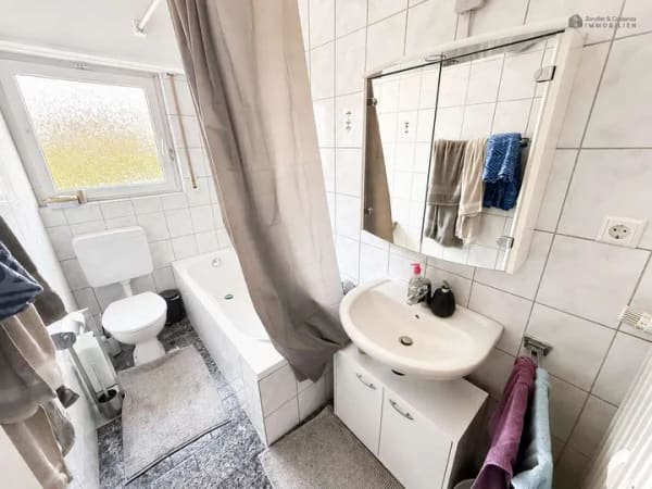 Immobilie in Stuttgart - BEZUGSFREI: Großzügige 1-Zi.-Wohnung (Zi. + Küche + Bad) in beliebter Halbhöhenlage in S-Wangen - Bild 3