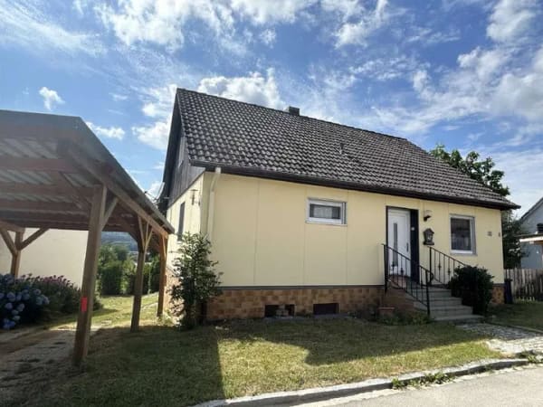 Immobilie in Waldmünchen - Renovierungsbedürftiges Einfamilienhaus in sehr ruhiger Sackgassenlage in Geigant - Bild 1