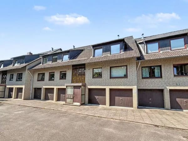 Immobilie in Schenefeld - Lichtdurchflutete 2,5-Zimmer-Dachgeschosswohnung mit Loggia und Platz zum Wohlfühlen in Schenefeld - Bild 1