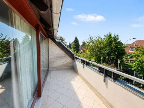 Immobilie in Schenefeld - Lichtdurchflutete 2,5-Zimmer-Dachgeschosswohnung mit Loggia und Platz zum Wohlfühlen in Schenefeld - Bild 2