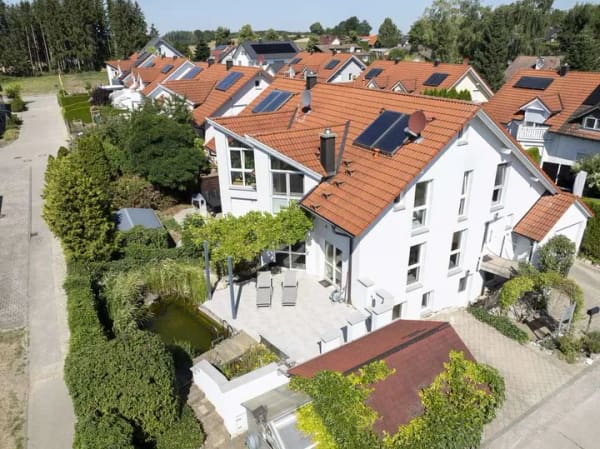 Immobilie in Berkheim - Exklusives Wohnen am Ortsrand – Doppelhaushälfte mit ELW, Wellnessbereich und Schwimmteich - Bild 0