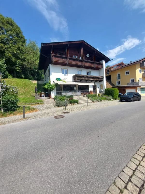 Immobilie in Kiefersfelden - *Vermietetes Mehrfamilienhaus (2x Wohnungen + Gastro) in ruhiger Lage mit Bergblick* - Bild 2